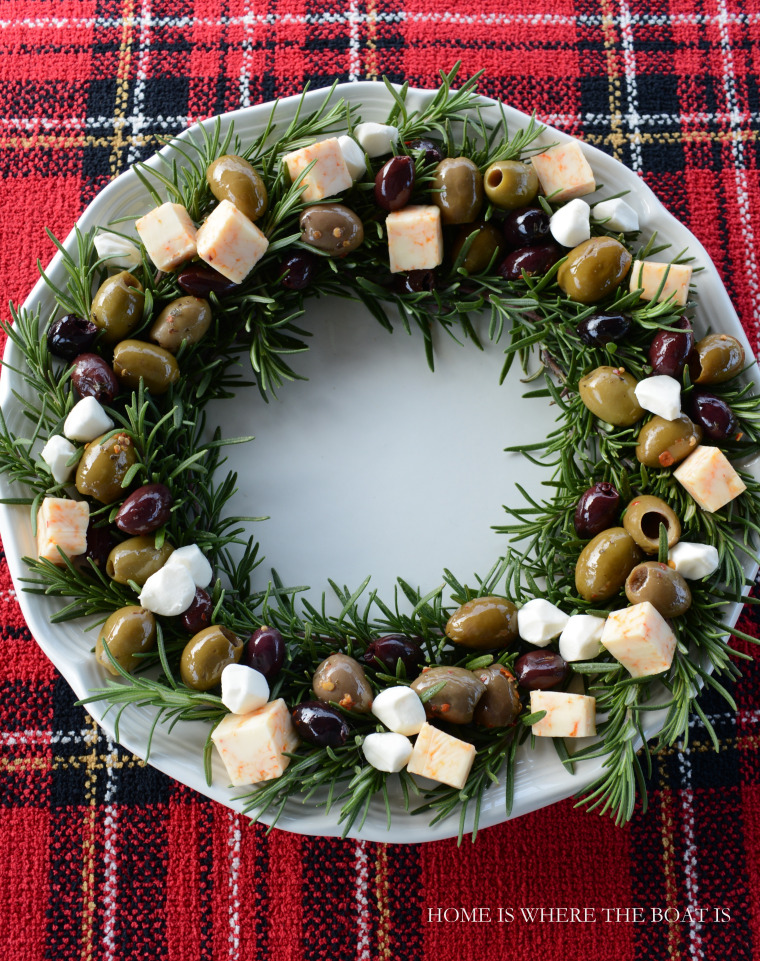 rosemary-wreath-with-cheese-and-olives